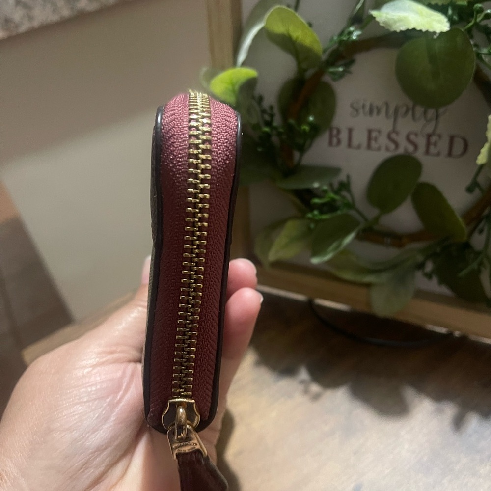 Coach Rehab Wallet
Peeling inside
Outside is great condition - Picture 9 of 11
